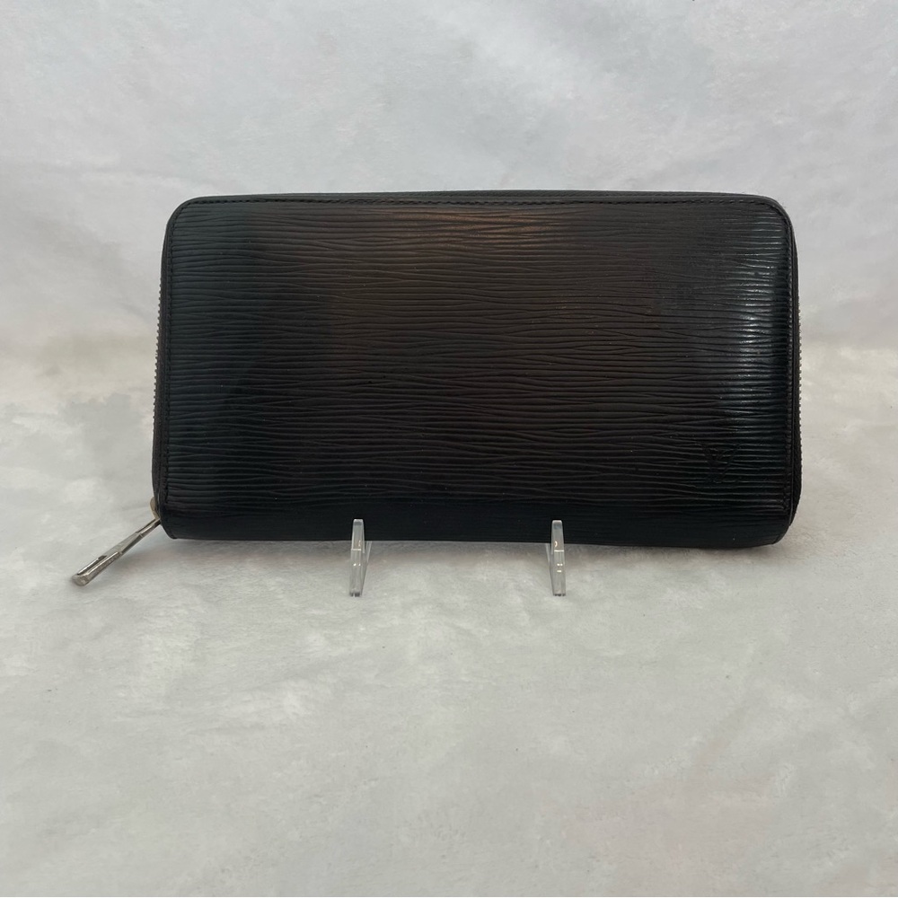 Louis Vuitton 2014 Black Epi
Leather Zippy Wallet Silver
Hardware-Retired -